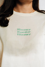 Lade das Bild in den Galerie-Viewer, BLOOMER - Shirt Creme Regular - Vase