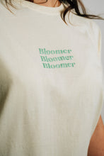Lade das Bild in den Galerie-Viewer, BLOOMER - Shirt Creme Regular - Vase