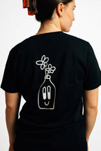 Lade das Bild in den Galerie-Viewer, BLOOMER - Shirt Black Regular - Vase
