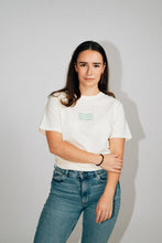 Lade das Bild in den Galerie-Viewer, BLOOMER - Shirt Creme Regular - Vase