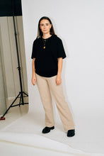 Lade das Bild in den Galerie-Viewer, BLOOMER - Shirt Black Regular - Sun