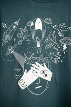 Lade das Bild in den Galerie-Viewer, PETER AUS DER MOZARTSTRASSE - FALLSCHIRMSPRINGER SHIRT