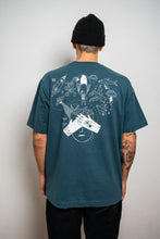 Lade das Bild in den Galerie-Viewer, PETER AUS DER MOZARTSTRASSE - FALLSCHIRMSPRINGER SHIRT