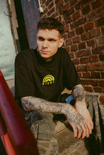 Lade das Bild in den Galerie-Viewer, NIKRA - REGENBOGEN SHIRT
