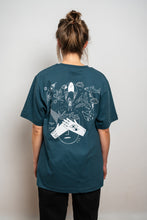 Lade das Bild in den Galerie-Viewer, PETER AUS DER MOZARTSTRASSE - FALLSCHIRMSPRINGER SHIRT
