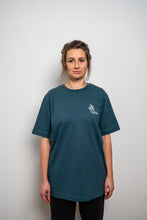 Lade das Bild in den Galerie-Viewer, PETER AUS DER MOZARTSTRASSE - FALLSCHIRMSPRINGER SHIRT
